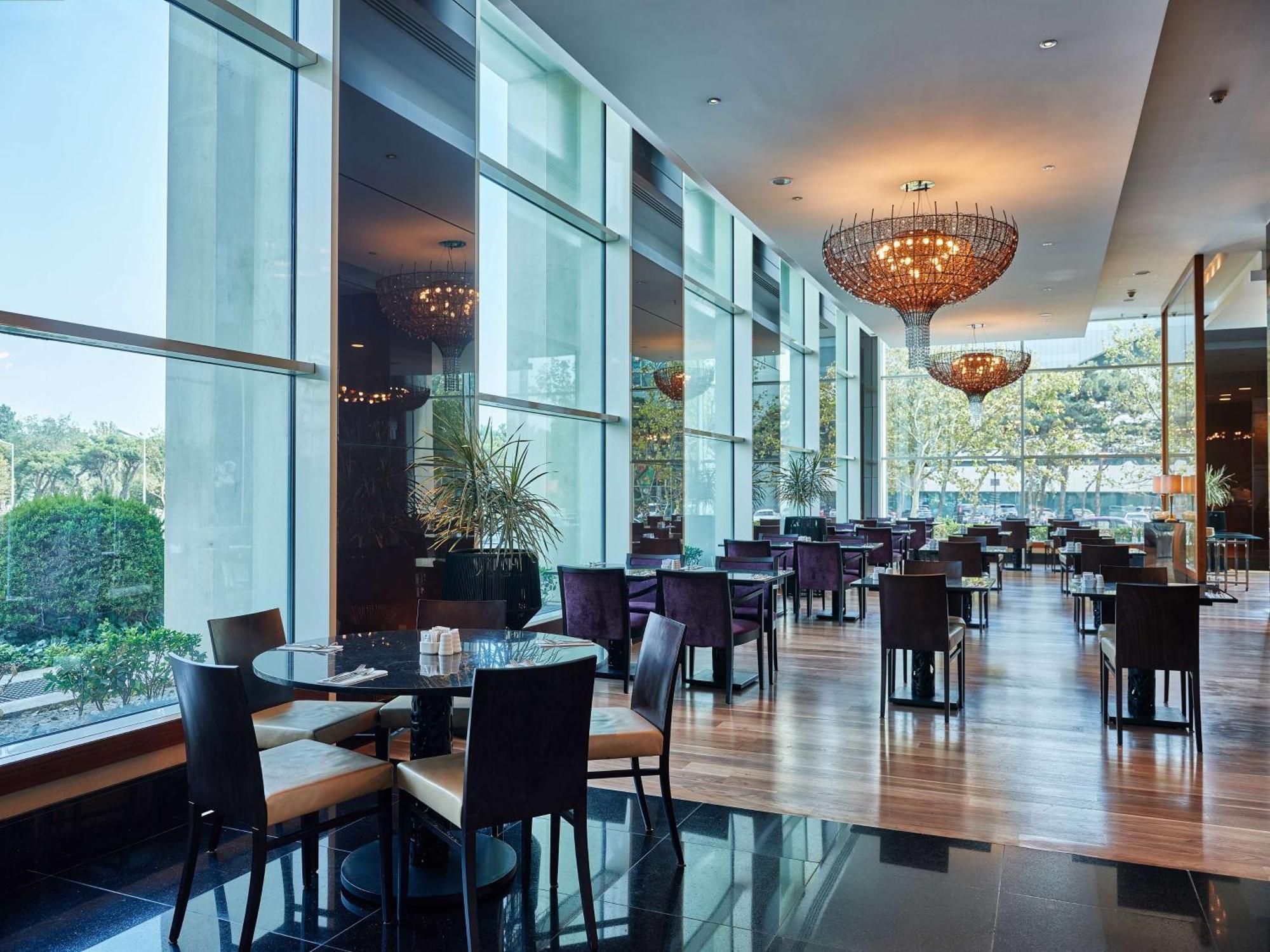Hilton Baku Hotel Exterior photo The restaurant